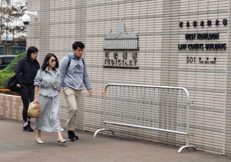 黎妻李韻琴（中）、女兒黎采（左）及幼子黎順恩今早到法院聽審。(朱先儒攝)