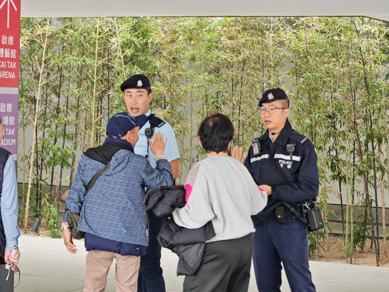 有入場眾觀向在場警員查詢。（燊亮攝）