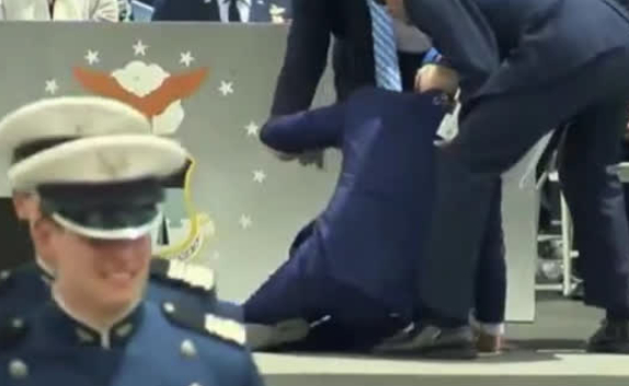 在場人士立即走近將拜登扶起,可幸並無大礙。
