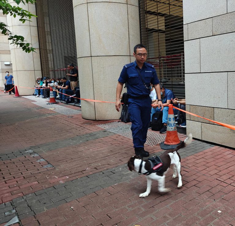 警員攜警犬在法院周邊巡邏。（周文虎攝）