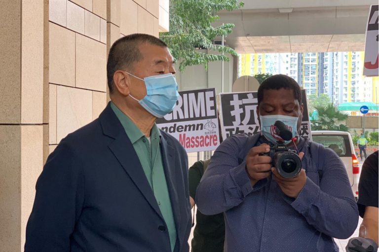 黎智英(左)被控1項煽惑他人參與未經批准集結罪。(港台圖片)