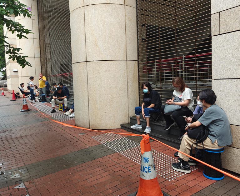 法院外約有30人排隊。（周文虎攝）