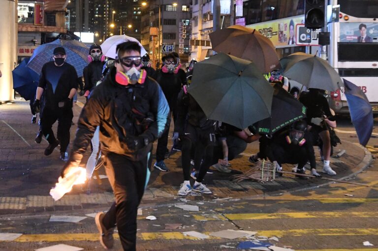 2019年黑暴份子在旺角一帶非法集結及縱火堵路。