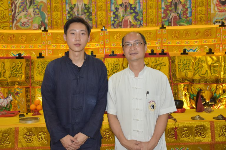 教授郭旻灝這行知識的許師傅(右)，常常告誡他「做法事要認真」。