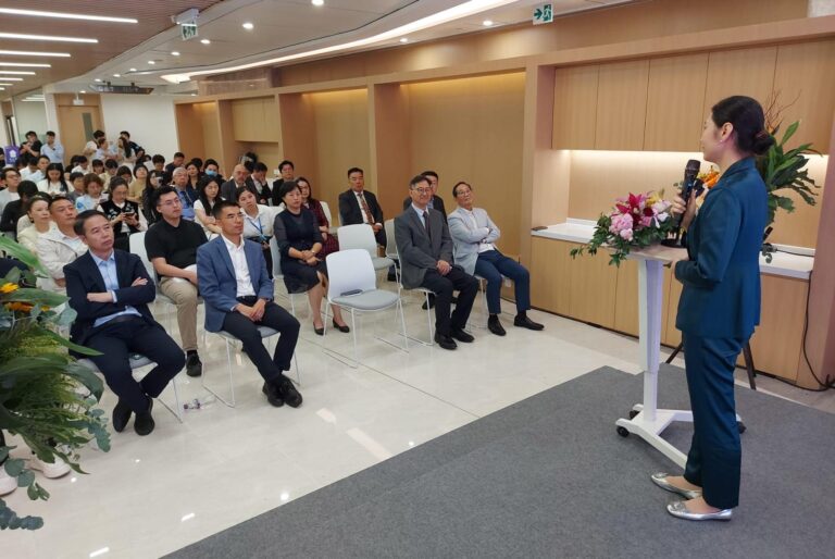 香港蔚來中學舉行開幕典禮暨揭牌儀式，多位嘉賓到場支持。