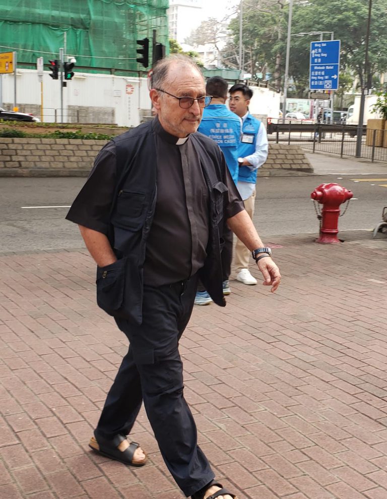 意大利籍神父Father Bernardo Cervellera在9時半到達西九龍法庭。(朱先儒攝)