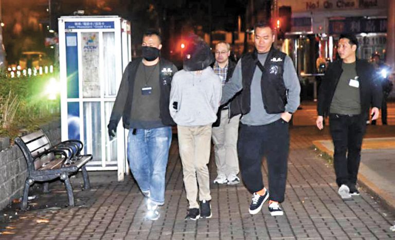 一名懷疑「屠龍小隊」成員被警方拘捕。