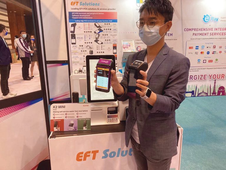 易付達（亞洲）主席及行政總裁勞 俊傑展示電子支付終端機。
