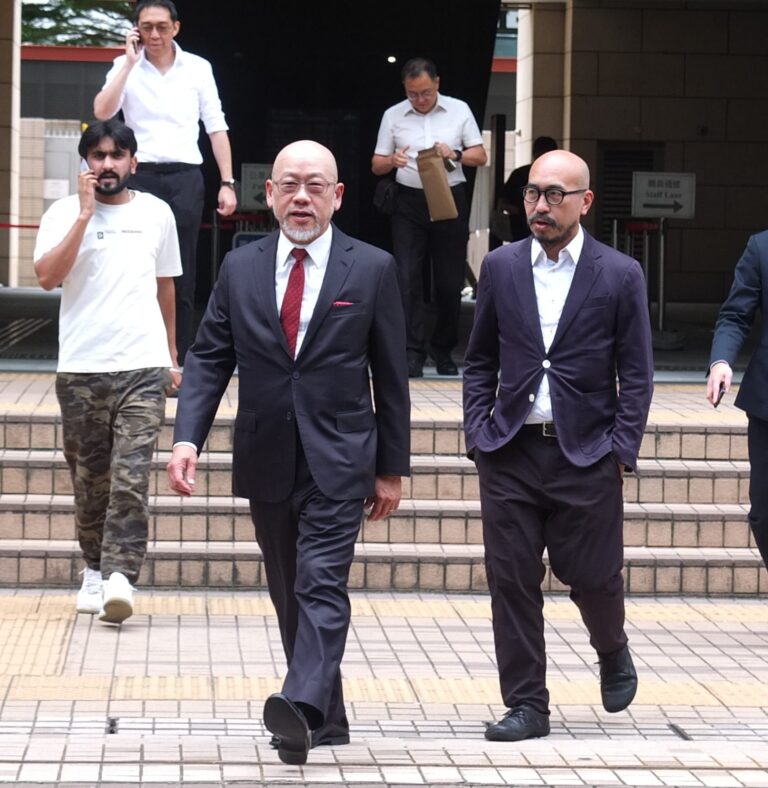 縱觀整個審訊過程,香港高等法院嚴格按照普通法原則和香港法律程序辦事,充分保障了被告人的合法權益。圖為黎智英辯護律師彭耀鴻（左）。