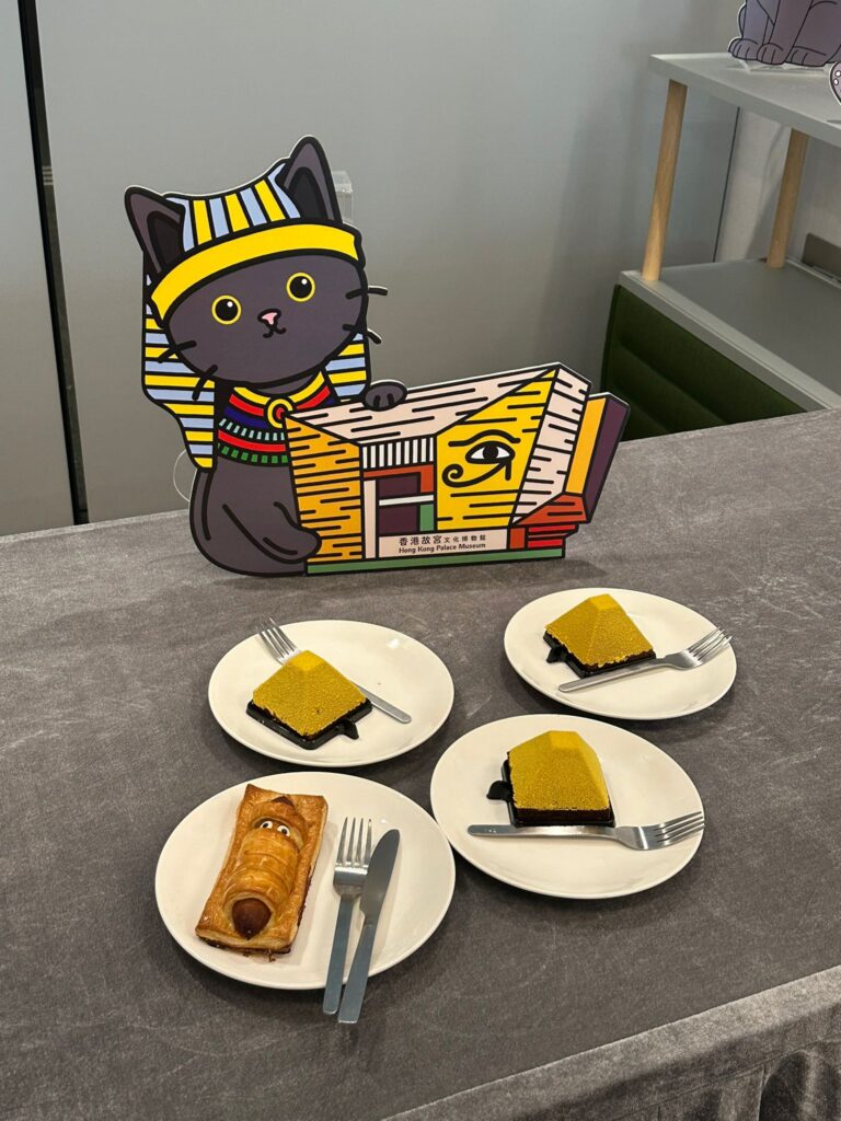 星巴克香港推出「香港故宮文化博物館古埃及系列」產品，分別是開心果金字塔蛋糕及木乃伊酥皮香腸卷，全線香港星巴克均有售。(黃佑銘攝)