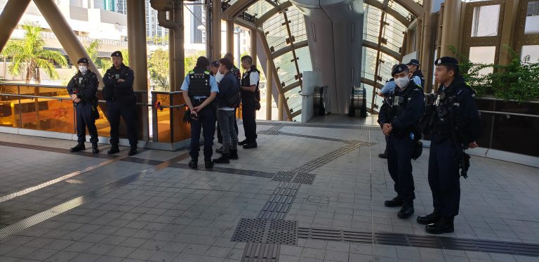 逾30名藍帽子警員布防東京西街一帶天橋,截查有可疑的市民。（朱先儒攝）