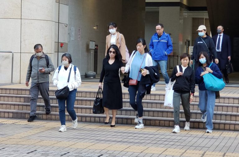 黎智英的妻子及女兒在審訊完結後離開法院。（朱先儒攝）