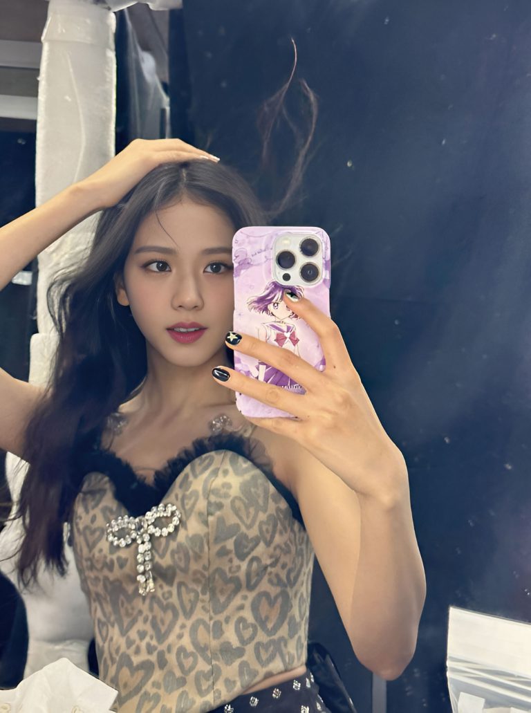 Jisoo@BLACKPINK選着喱士花露肩上衣。