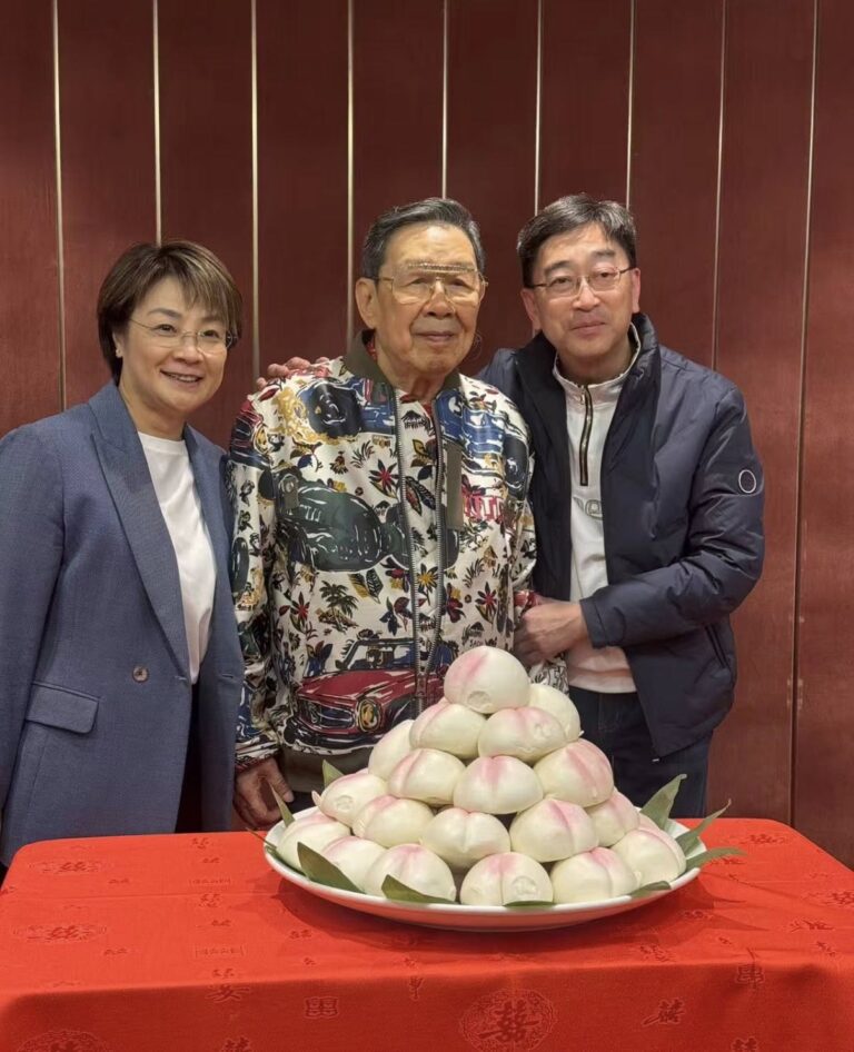 方國珊(左)與契爺胡楓慶生，同場還有高永文(右)。(方國珊FB)