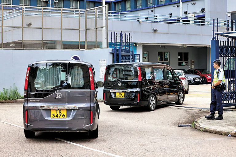 鄧棨然昨日由香港警方車輛押往天水圍警署。（文匯報）
