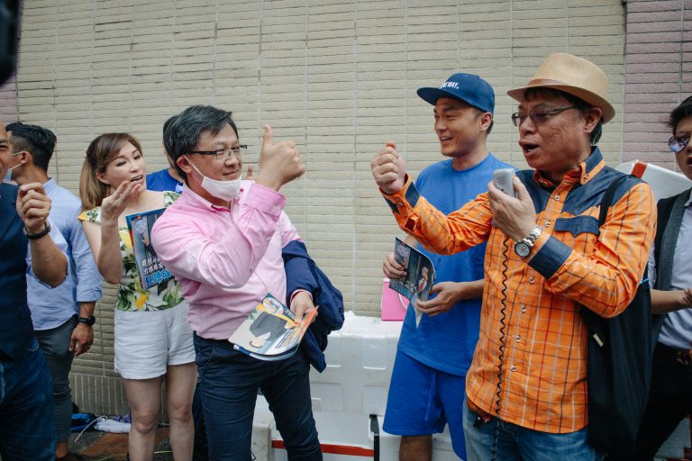 空姐牛肉飯Annie Kwok（左二），何君堯（左三），楊明（右二），李力持（右一）到場支持，氣氛熱烈。（黃冠華攝）