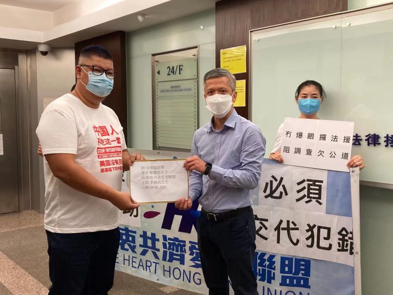 李國昌（左）向法律援助署遞交請願信。