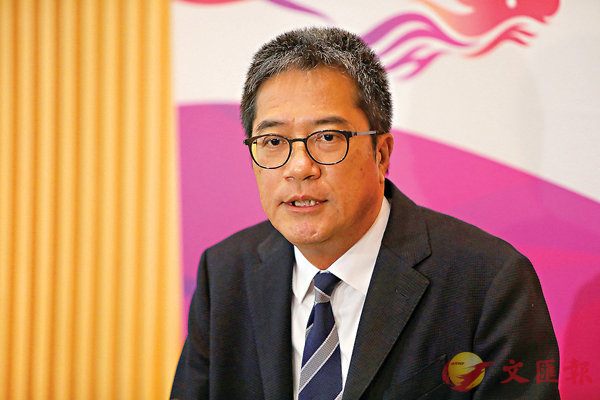 黃偉綸被特首讚許身材好。