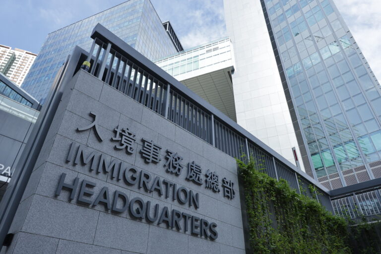 入境處查核被告所提交文件,證實其學業證明屬虛假。