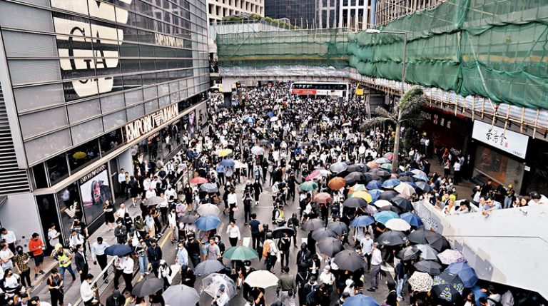 法官判刑時指,各被告藏有暴動裝備,包括口罩、雨傘、生理鹽水等,有需要時可以走上前線或充當後勤角色,難以接納他們只是留守壯大聲勢。