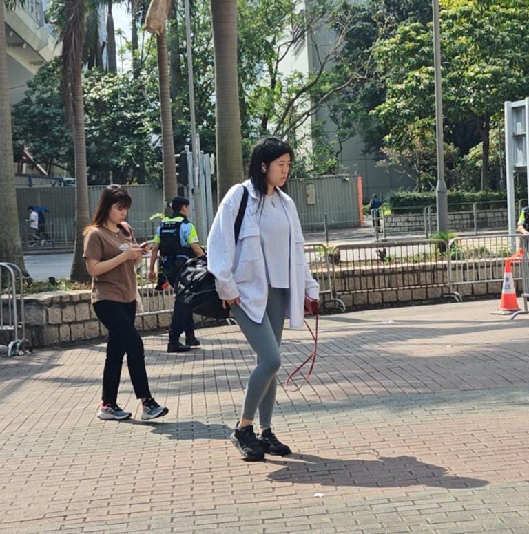 黎智英女兒黎采是今早第一位到庭的家屬。(周文虎攝)