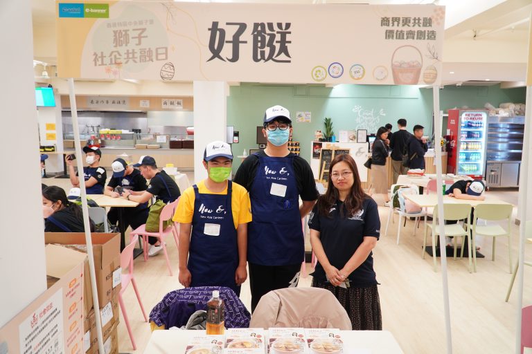 學生黃駿傑（左）、司徒志朗（中）。「好餸」社企創辦人麥慧嫻（右）。（燊亮 攝）