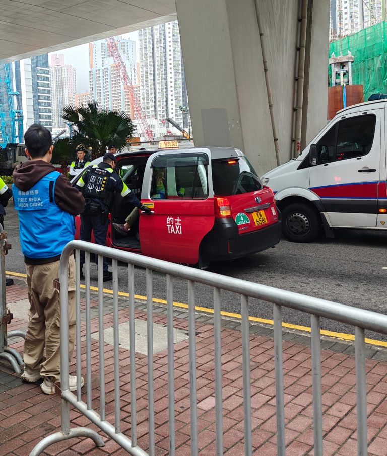 警方截查可疑車輛。（周文虎攝）