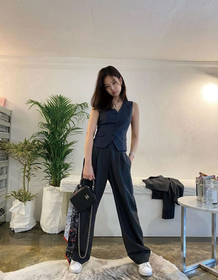 BLACKPINK Jennie是Waistcoat時尚指標，不論配襯西褲還是以CHANEL Tweed馬甲搭配開衩半截裙，同樣有型有格。