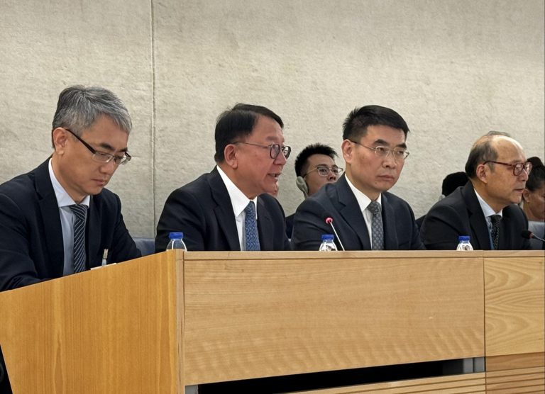 陳國基（左二）出席聯合國人權理事會普遍定期審議工作組會議。（政府新聞處）