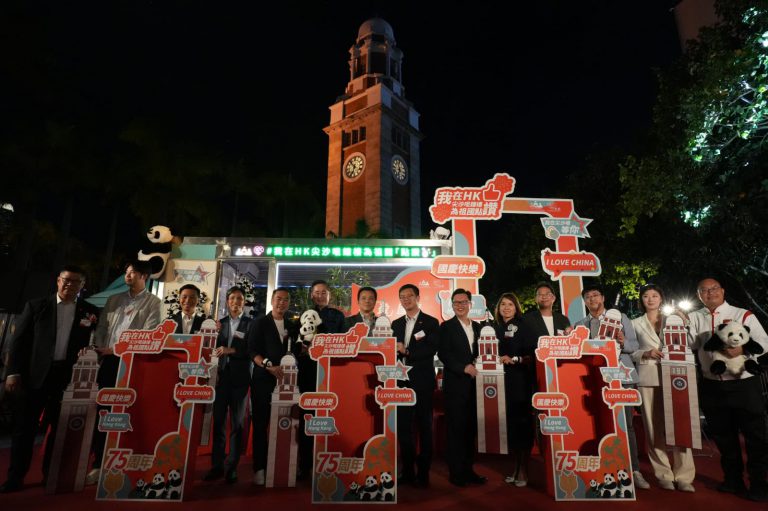 一眾主禮嘉賓留影，左起：李國昌、何俊賢、林振昇、羅國有、余健強、陳百里、祝小東、何啟明、吳承華、江玉歡、楊永杰、顏汶羽、容海恩、楊子熙。