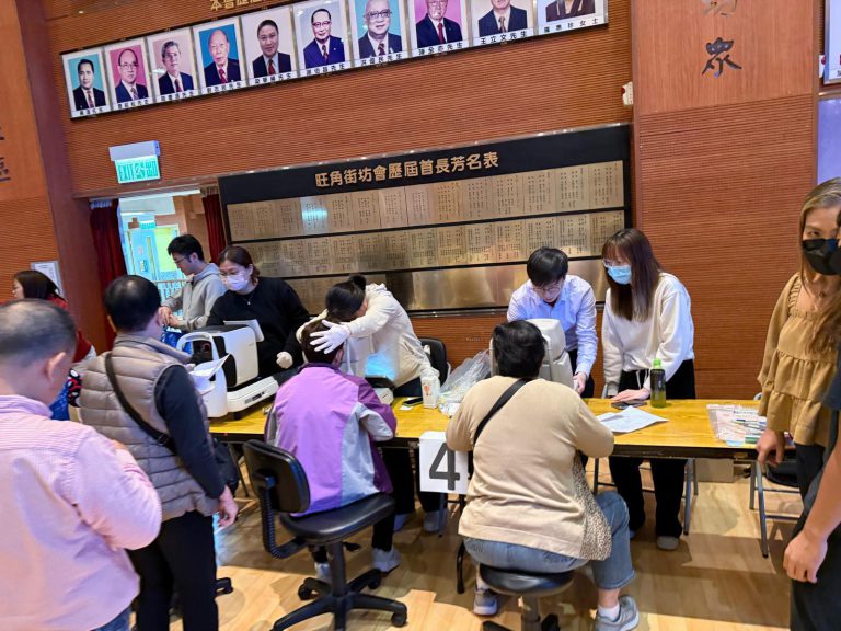 長者接受眼科醫生及視光師的眼疾篩查服務。
