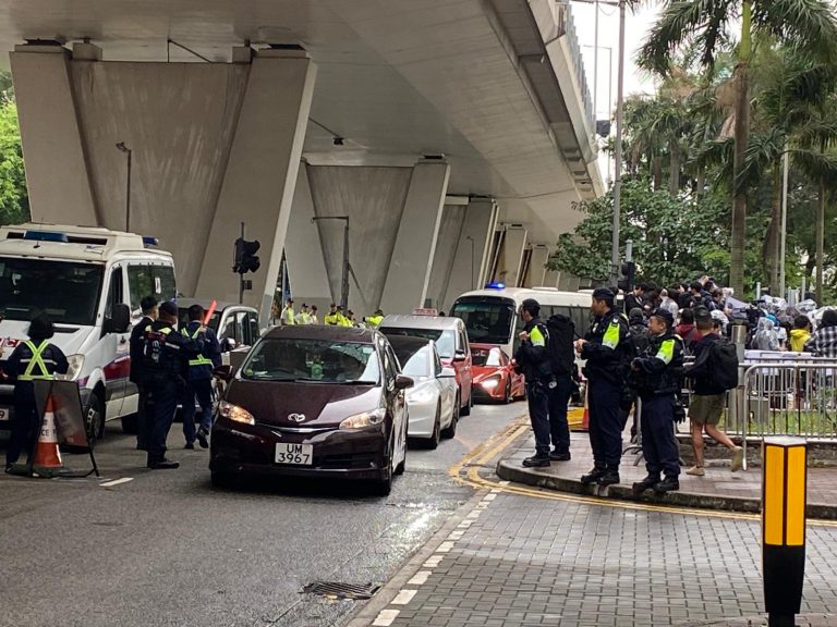 警方封閉了一條行車線,對進入法庭車輛嚴密搜查。（龍偉樑攝）