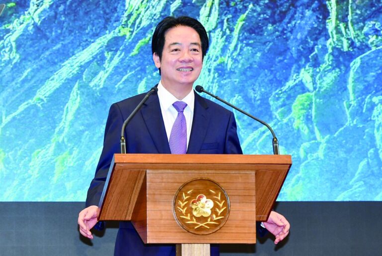賴清德的民望已陷入低谷，欠缺民意支持，已呈強弩之末，四面楚歌，雖僥倖逃過彈劾，但賴清德已是過街老鼠。