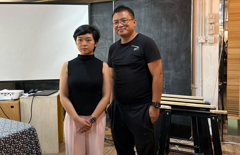 本案原告鄭嘉如（左）。（港台圖片）