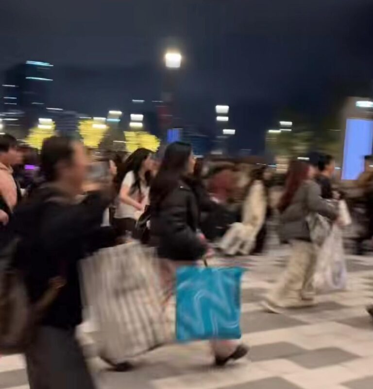 拖篋賽跑入場。