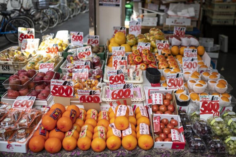 若進口農產品增加，而查驗與資訊透明不足，消費者即使面對「符合法規」的產品，仍可能對餐桌安全缺乏信任。