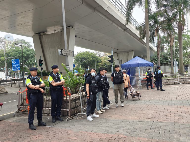 警方在法院門口布防。（周文虎攝）