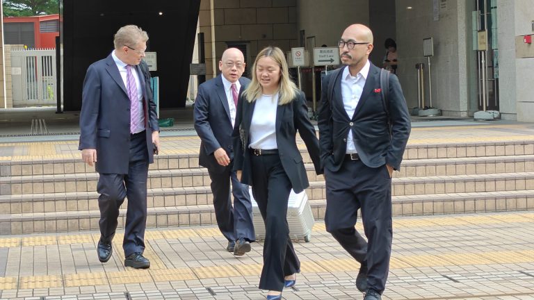 代表被告黎智英的資深大律師彭耀鴻(左2)。(周文虎攝)