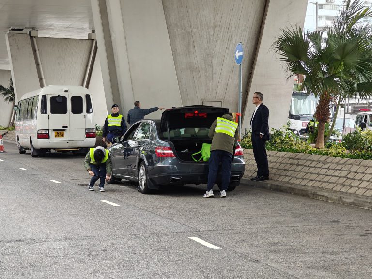 警方會盤查每一輛進入西九法院停車場的車輛。（朱先儒攝）