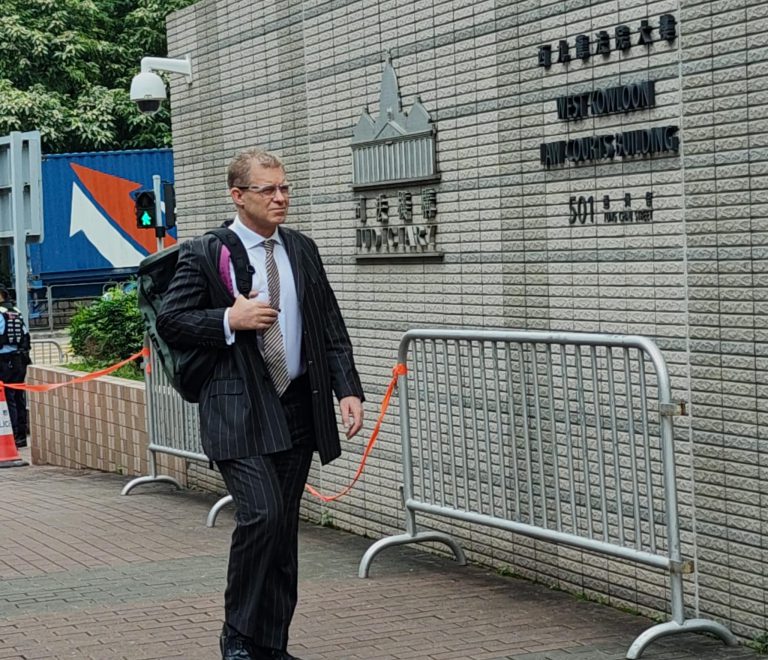 代表辯方的新西蘭籍御用大律師Marc Corlett進入法院。（周文虎攝）