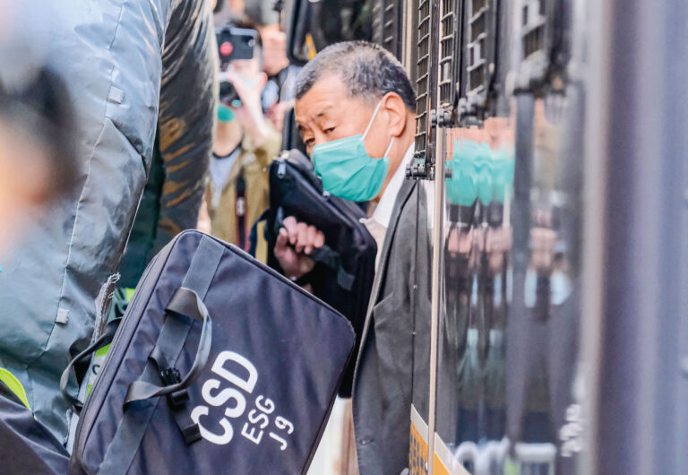 黎智英因干犯串謀勾結外國勢力危害國家安全等三罪,判囚20年。