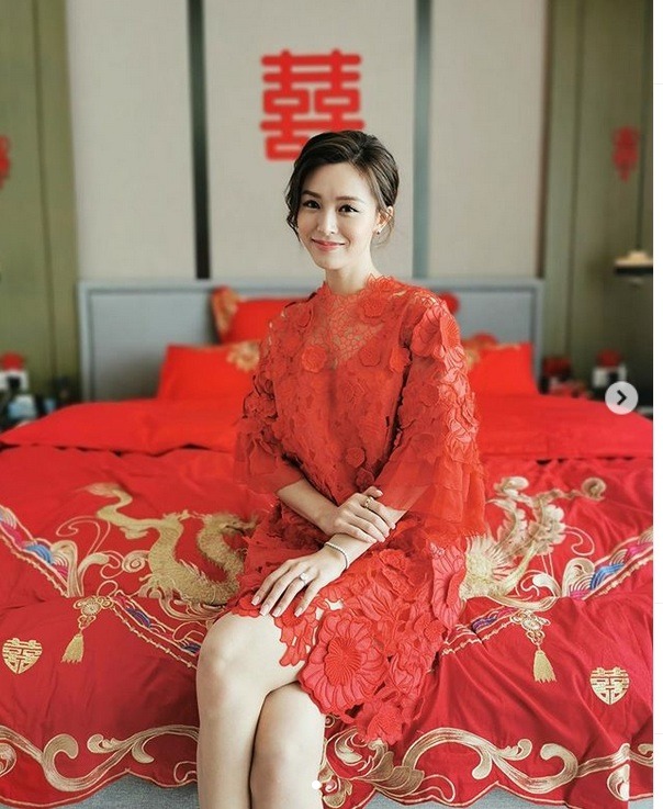 一襲Valentino的紅裙讓JM穿出了中國式的喜氣。（IG圖片）