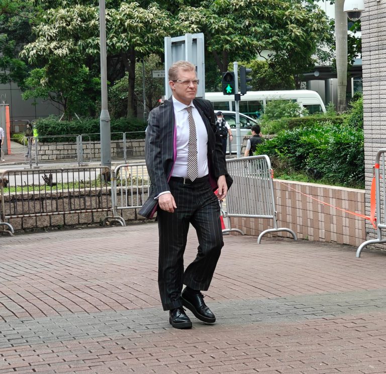 有本港執業資格的新西蘭籍御用大律師Marc Corlett到達法院。（周文虎攝）