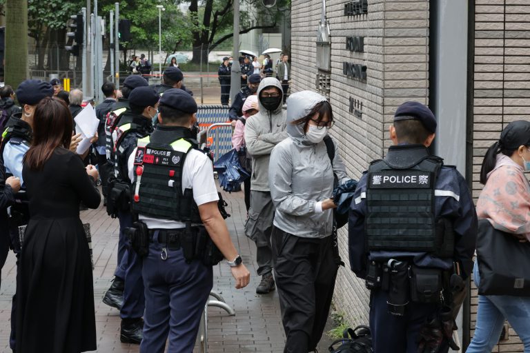 市民魚貫進入法庭。（陳錦輝攝）