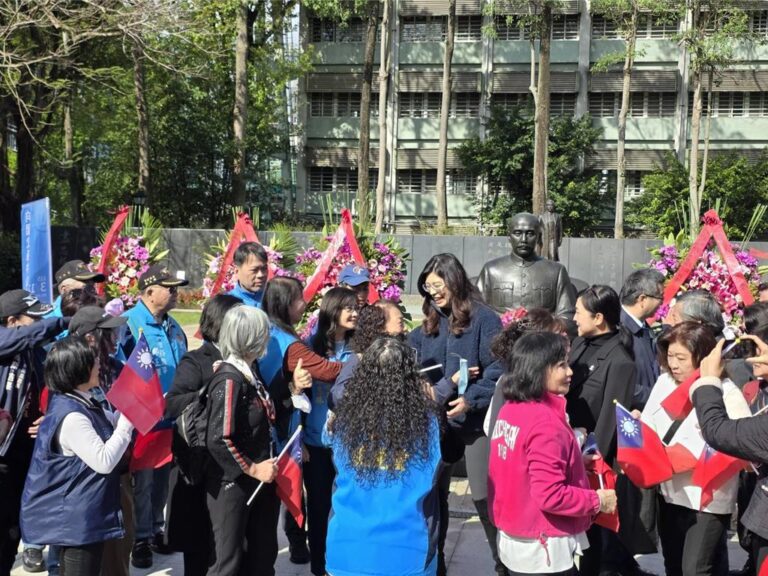 中國國民黨主席鄭麗文率國民黨副主席蕭旭岑、張榮恭一行人前往台北孫中山紀念館，向孫中山銅像獻花致敬。（中時圖片）