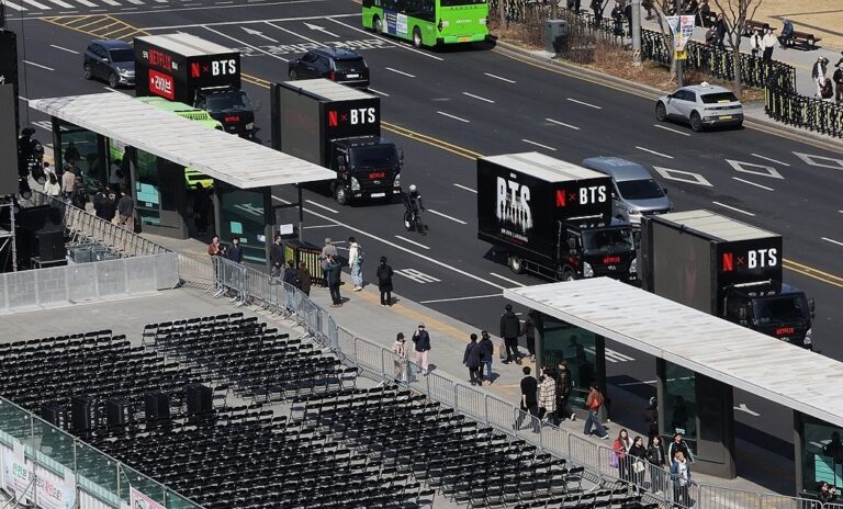 多輛BTS的大型演出貨櫃車駛往光化門。