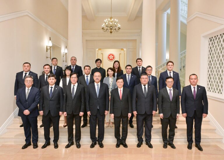 行政長官李家超（第一排右四）五月六日在禮賓府與訪港的烏茲別克斯坦總理阿卜杜拉‧尼格馬托維奇‧阿里波夫（第一排左四）會面。