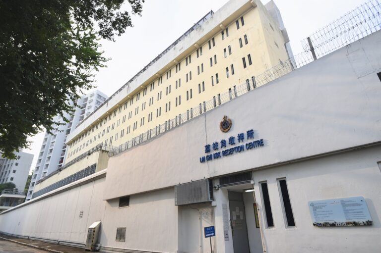 男被告案發時還押於荔枝角收押所。