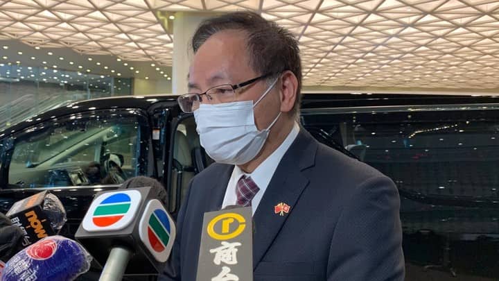 葉國謙指，被拘留的12人，均是本港通緝犯，不認為有需要特別協助這12人。
