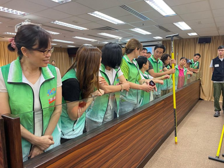 民安隊向關愛隊隊員講解極端天氣下的應變知識。（民政事務總署FB）